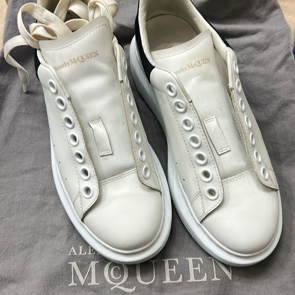 Alexander mqueen sneakers, ONLY HAS 1 shoe lace